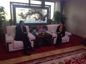 鄺遠平與河南省工商聯(lián)副主席、鄭州市工商聯(lián)主席薛景霞